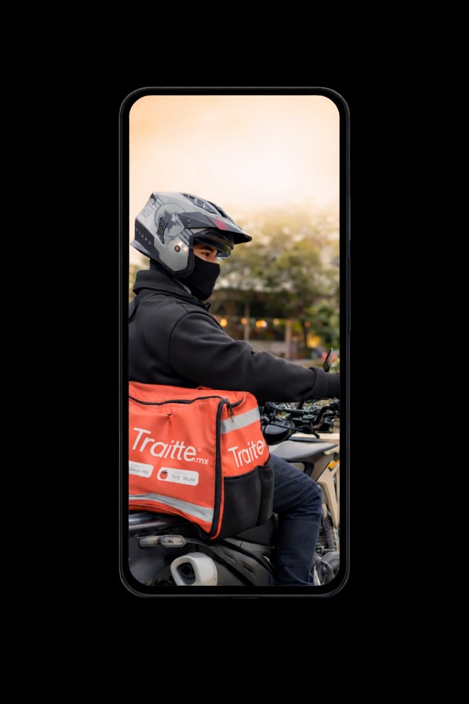 Repartidor Traitte con mochila de delivery - Descarga la app